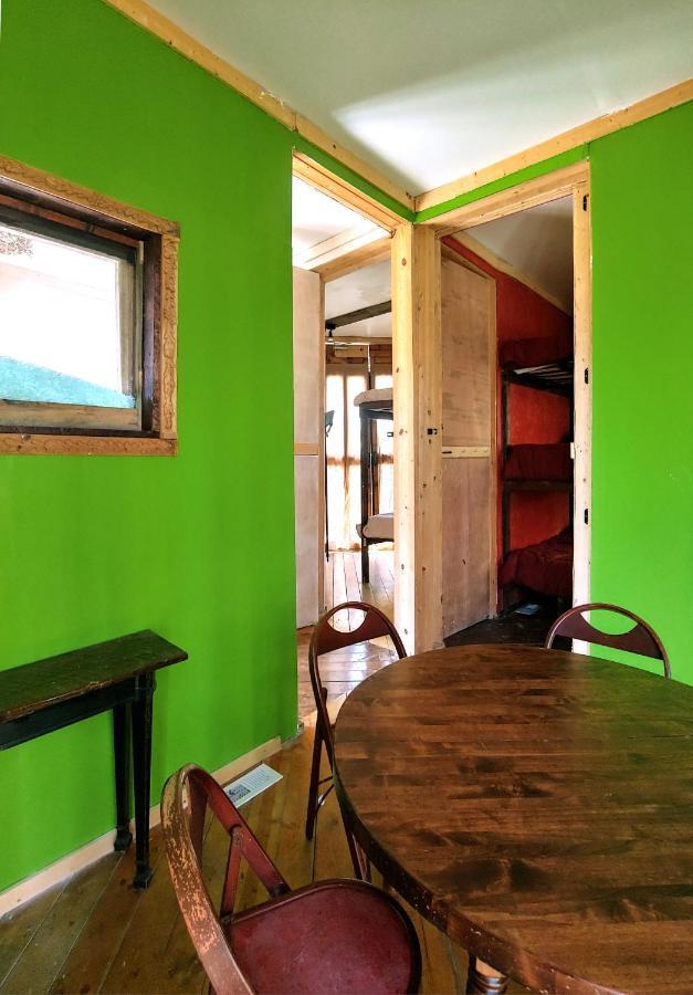 פרנץ' ליק Lost River Hostel מראה חיצוני תמונה